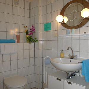 Kleines Zimmer mit zwei Einzelbetten